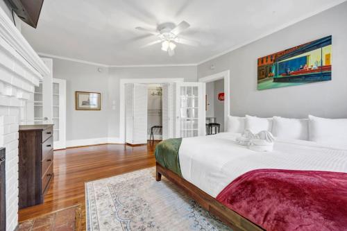 Un dormitorio con una cama grande y un ventilador de techo. en Zen Den(King Bed)Close to Zoo, en Columbia
