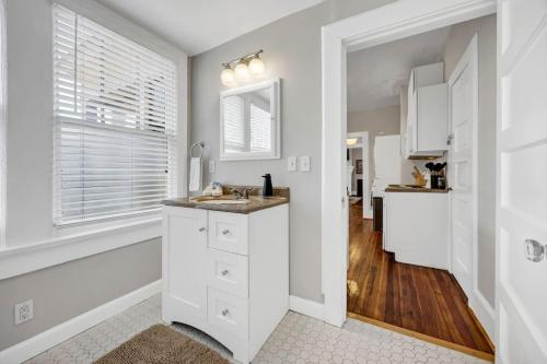 Una cocina blanca con fregadero y ventana. en Zen Den(King Bed)Close to Zoo, en Columbia