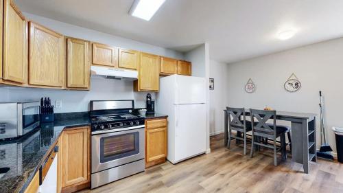 Кухня или мини-кухня в Great two bedroom spot near airport
