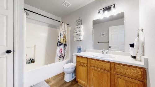 Ванная комната в Great two bedroom spot near airport