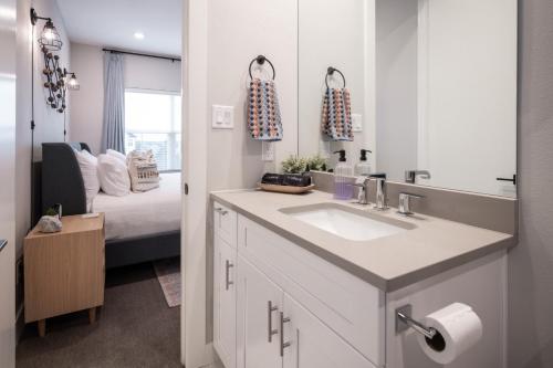 Ένα ή περισσότερα κρεβάτια σε δωμάτιο στο The Quad 4 Modern Suites Private Yard Grill 2 Miles to Kyle Field