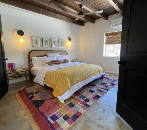 una camera con un grande letto e un tappeto di La Dea - Entire Boutique Hotel a Santa Fe