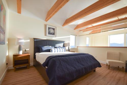 Giường trong phòng chung tại Lakeshore Lodging Lodge 713