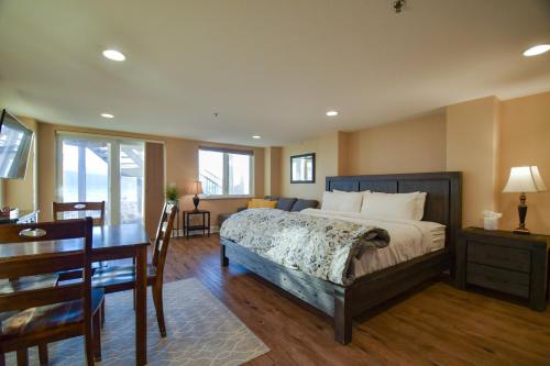 1 dormitorio con cama, escritorio y comedor en Lakeshore Lodging Lodge 622, en Homer