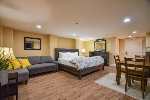 En eller flere senge i et værelse på Lakeshore Lodging Lodge 622