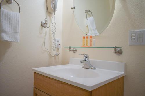 un baño con lavabo y espejo en Lakeshore Lodging Lodge 613, en Homer