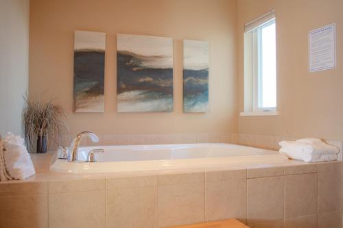 Ένα μπάνιο στο Lakeshore Lodging Lodge 710