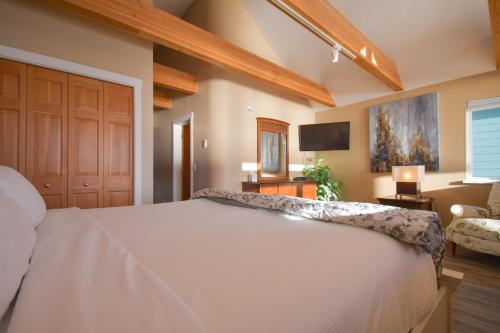 Ένα ή περισσότερα κρεβάτια σε δωμάτιο στο Lakeshore Lodging Lodge 710