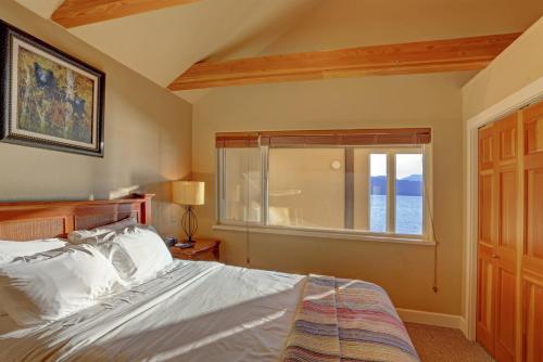 a bedroom with a bed and a window at Lakeshore Lodging Lodge 709 in Homer