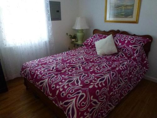 Ένα ή περισσότερα κρεβάτια σε δωμάτιο στο Ocean Block Beach Badges Washer & Dryersurf City Small But Cute Rear Apartment On The Oceanblock - No Streets To Cross And Only 7 Houses To The