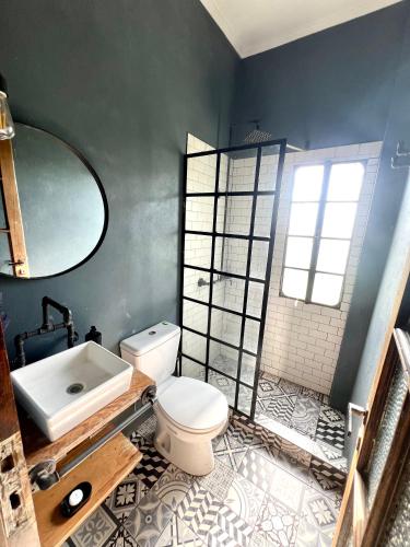 a bathroom with a toilet and a sink at La Pulperia in Capilla del Señor