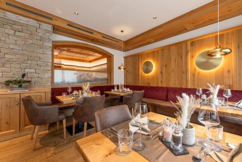 Un restaurante u otro lugar para comer en Aktiv & Vitalhotel Bergcristall