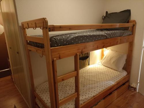 quelques lits superposés dans une chambre dans l'établissement Appartement cosy 4 couchages -Pont du Verdon- centre station, à La Foux