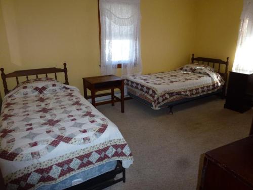 um quarto com duas camas, uma mesa e uma janela em Wifi, Deck,yard, Ocean Side Duplex 2Nd Floor In Ship Bottom 10609 em Ship Bottom