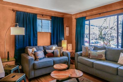 un soggiorno con due divani e un tavolo di Charming two bedroom family home in coveted neighborhood a Denver