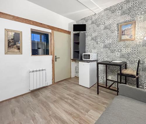 un salon avec une cuisine et une table dans l'établissement La Provence Studio, à Colmar