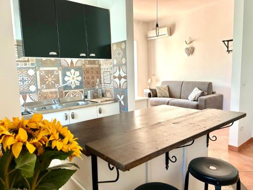 a kitchen with a wooden table in a room at Almarea Blu - appartamento in villa vicino al mare - affitto breve in Polignano a Mare