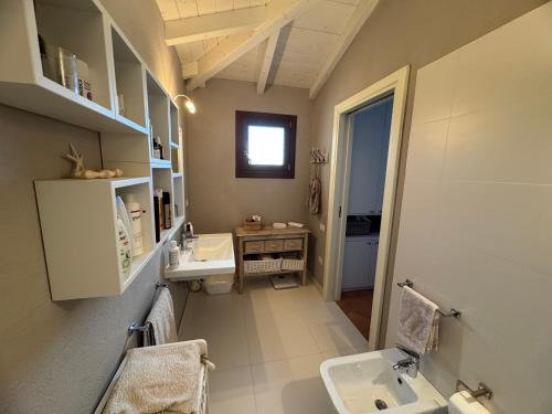 a bathroom with two sinks and a mirror at Villa Carlotta in San Teodoro
