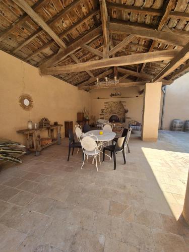 une salle à manger avec une table et des chaises dans une pièce dans l'établissement Le Mas des Rosiers, à Saint-Martin-Laguépie