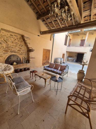 Il comprend un salon meublé doté d'une cheminée en pierre. dans l'établissement Le Mas des Rosiers, à Saint-Martin-Laguépie