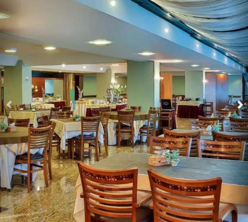 En restaurant eller et andet spisested på Home Green Home - Apto 115