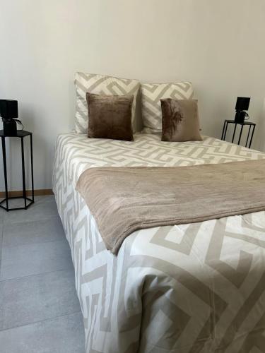 un lit avec deux oreillers dessus dans une chambre dans l'établissement T2 cosy, à Marseille