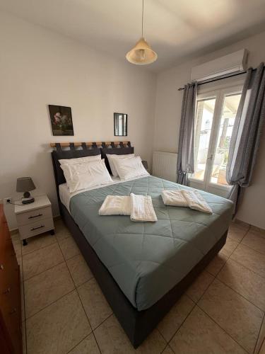 ein Schlafzimmer mit einem großen Bett, auf dem zwei Handtücher liegen in der Unterkunft Dea House in Finikas