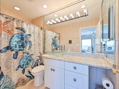 La salle de bains est pourvue d'un rideau de douche pour les tortues et d'un lavabo. dans l'établissement TideWatch-Relax in Brigantine w/Views,Beach & Pool, à Brigantine