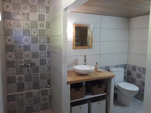 une salle de bain avec un lavabo et des toilettes dans l'établissement Villa CHANTEVENT - vue mer et piscine - plage à pied, à Deshaies