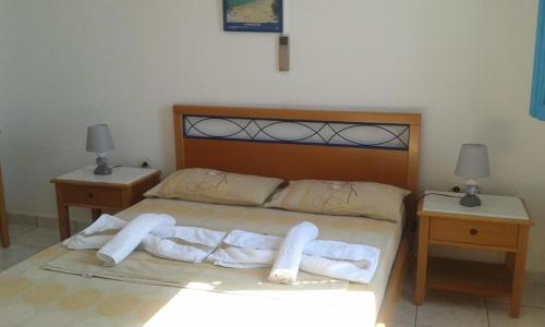 Un dormitorio con una cama con toallas. en Nefeli, en Lefkos Karpathou
