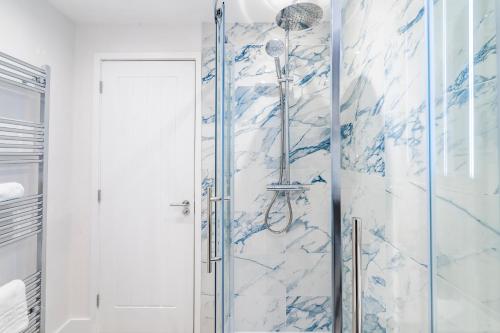 Ένα μπάνιο στο 2 Bed Elegant home with Parking in Harlow