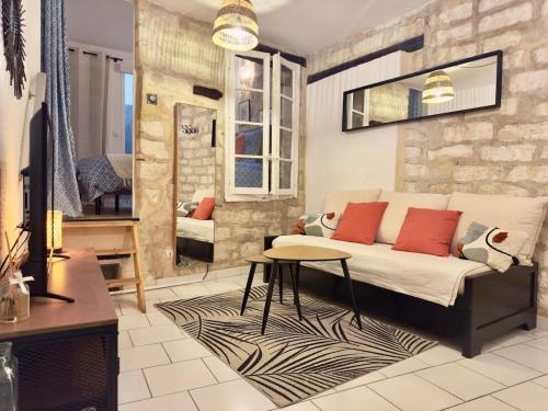 un salon avec un canapé et une table dans l'établissement Le Roi - Climatisation à 2 pas de la Gare St Roch, à Montpellier