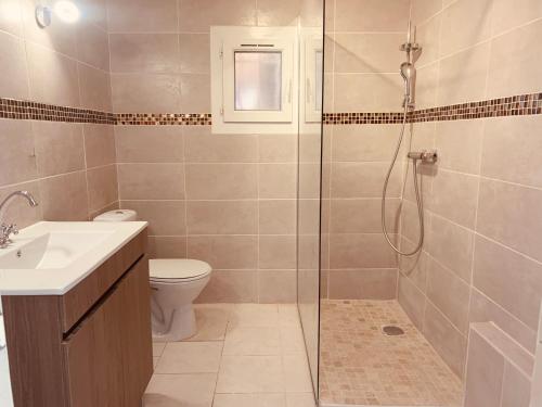une salle de bain avec une douche, des toilettes et un lavabo dans l'établissement Appartement 4 personnes piscine calme, à Fréjus