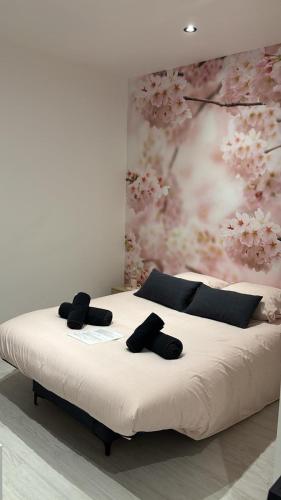 - un lit avec 2 chaussons noirs dans l'établissement Le péronne-4, à Cambrai