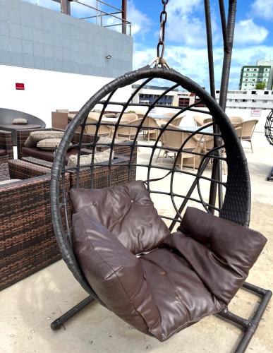 a leather chair hanging from a swing at Imperial flat tambau Joao Pessoa in João Pessoa