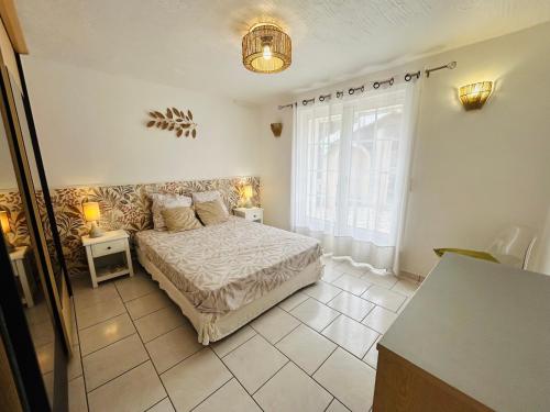 une chambre avec un lit et une grande fenêtre dans l'établissement Appartement 4 personnes piscine calme, à Fréjus