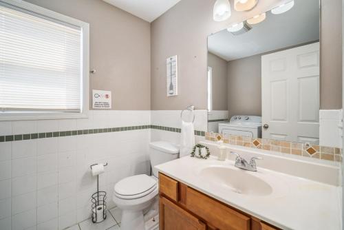un bagno con un water bianco e un lavandino di Sands Retreat-Cozy!Close to Ocean Casino & Beach! ad Atlantic City