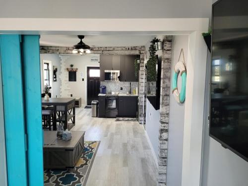 una cucina e un soggiorno con un tavolo di The Crows Nest-Lux Penthouse Escape, City views ad Atlantic City