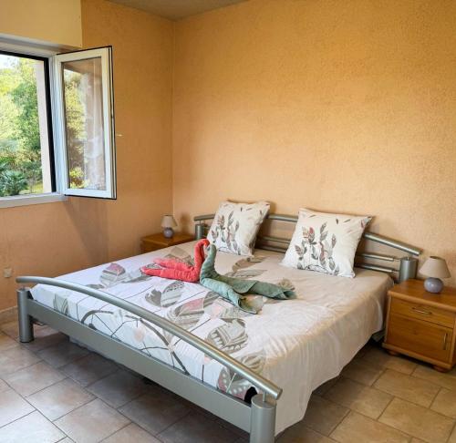 un lit dans une chambre avec une fenêtre dans l'établissement Domaine Mare e Monti - T2 Les Mimosas, à Albitreccia