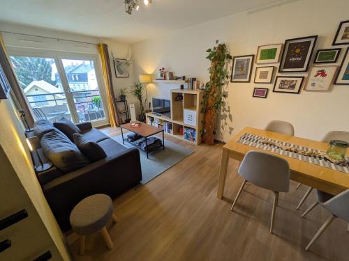 un salon avec un canapé et une table dans l'établissement Charming apartment in a great location, à Strasbourg