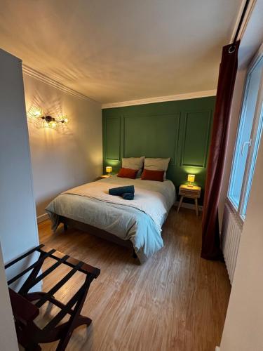 - une chambre avec un lit avec une tête de lit verte et 2 lampes dans l'établissement Workshop Hypercentre, à Angers