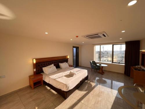 Kama o mga kama sa kuwarto sa Jawheret Alswefia Hotel Suite