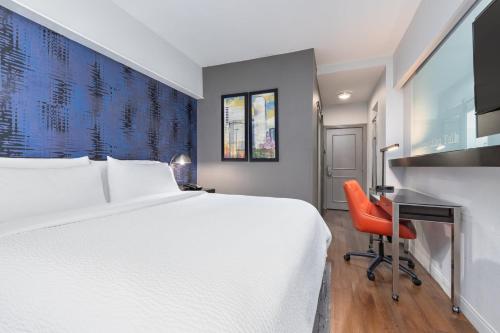 a bedroom with a large white bed and a desk at Holiday Inn Express - Dallas Downtown by IHG in Dallas