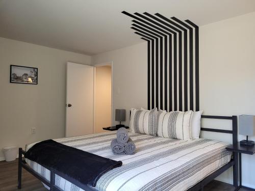 una camera con letto e testiera in bianco e nero di Run-AC Villa- Block from Ocean Casino & Waterpark! ad Atlantic City