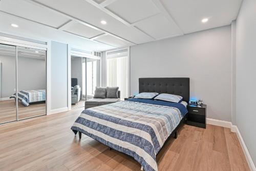 Un dormitorio con una cama y una silla dentro. en HomeSense-Spacious & Block from Ocean Casino, en Atlantic City
