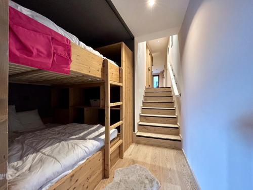 - une chambre avec 2 lits superposés et un escalier dans l'établissement Homency - Résidence L'Expression D03, à L'Alpe-d'Huez