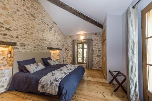 Ένα ή περισσότερα κρεβάτια σε δωμάτιο στο Domaine de Gressac