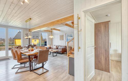 a dining room and living room with a table and chairs at Beautiful Home In Zerpenschleuse in Zerpenschleuse