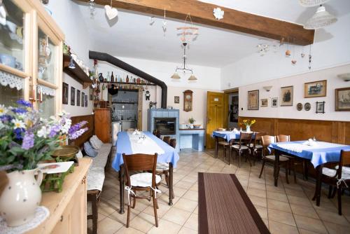 Un restaurante con mesas y sillas en una habitación. en U Hudečků, en Zadov