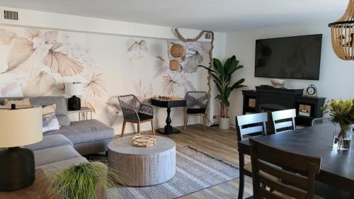a living room with a couch and a table at Willow Breeze-Near Casinos, Boardwalk & Water Park in Atlantic City
